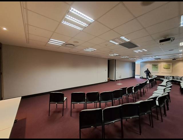 1,070M² OFFICE TO LET IN SANDHURST